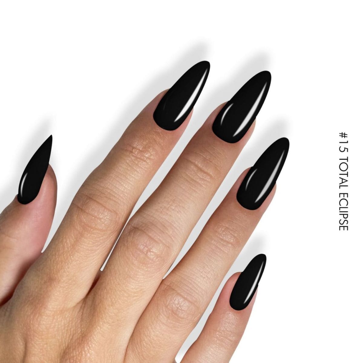 Manucure avec le Vernis semi-permanent 15 Total Eclipse – 11ml , un noir absolu.